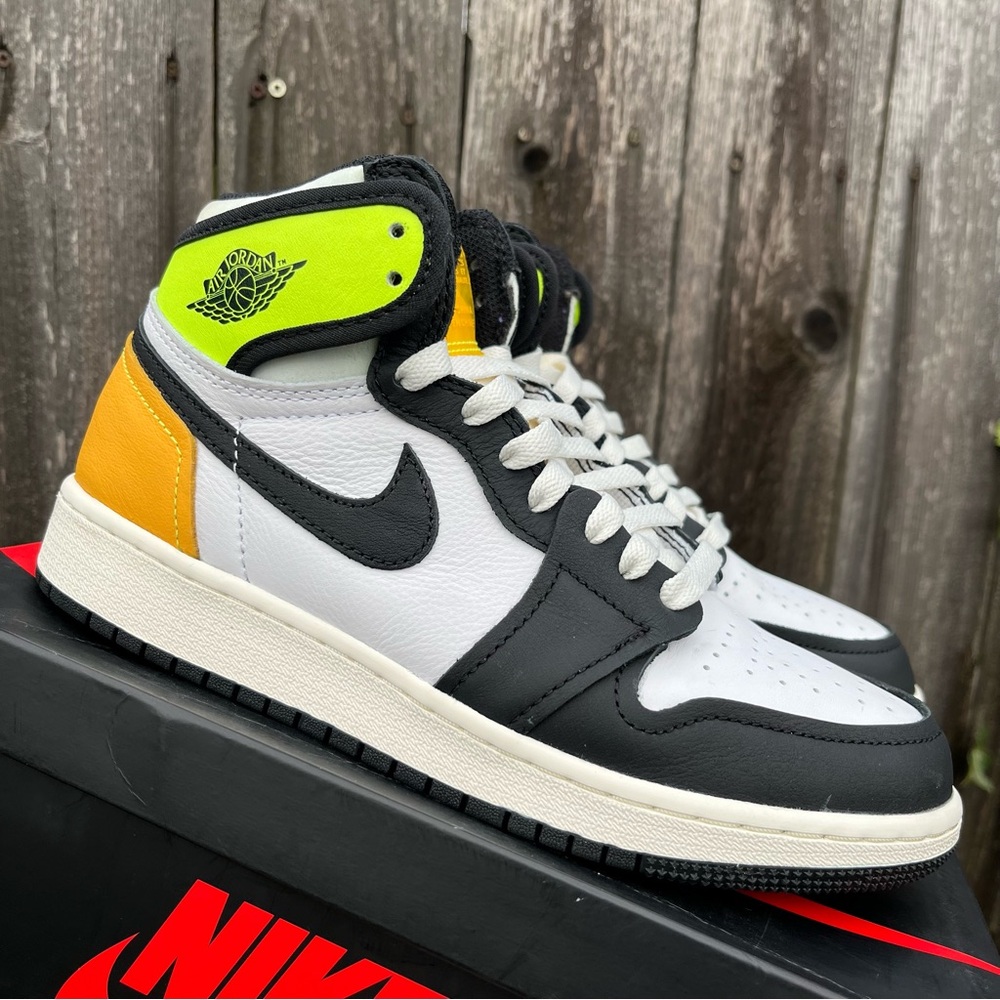Nike air Jordan 1 volt size 5y